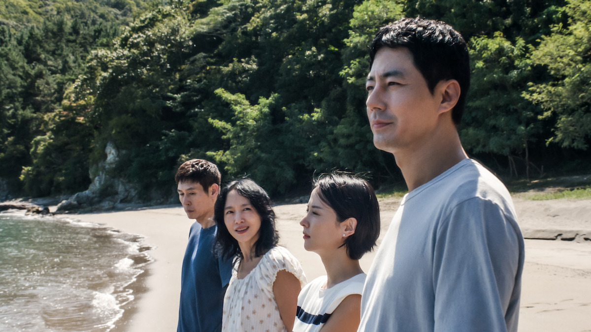 해변에 나란히 서서 서로 다른 방향을 바라보는 가능한 사랑의 네 인물